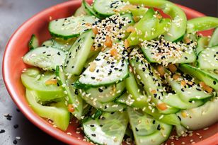 Posyp ulubioną sałatkę. Te drobiny zbawiennie działają na trzustkę i wątrobę