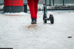 "Szklanka" na chodnikach. Wzrost urazów. Klinika wstrzymuje przyjęcia
