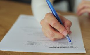 Matura 2025. Co można mieć przy sobie na egzaminie z angielskiego? Dozwolone przedmioty