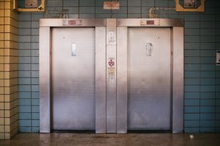 Spalone ciało kobiety w windzie. Prokuratura bada sprawę