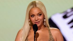 Beyonce zaliczyła WPADKĘ, odbierając statuetkę Grammy! Nagranie krąży po sieci. "AUĆ! Kto jej to zrobił?!"