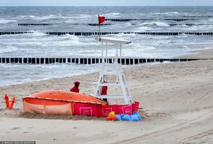 Czerwone flagi na Bałtyku — zakaz kąpieli na plażach Pomorza i Zachodniego Pomorza