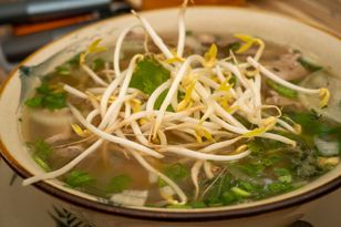 Zupa, którą w "budce" kupuje się w wiaderku. Domowa wersja smakuje jeszcze lepiej