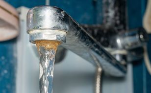 Laundry powder and vinegar paste dissolves limescale from taps for pennies