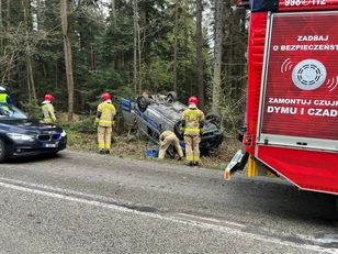 Radiowóz dachował pod Kielcami. Winna sarna