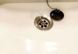 Dlaczego woda wiruje w odpływie? Mało kto wie, co naprawdę to powoduje