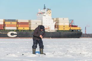 Lód skuł Zatokę Fińską. Wkracza rosyjski nuklearny lodołamacz