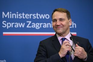 Żart Sikorskiego. "Mianował apolitycznych dyplomatów"