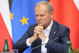 Tusk przyszedł pieszo mimo gróźb zamachu. Rzecznik odpowiada