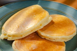 Zamiast racuchów i naleśników smażę budyniowe placuszki. Znikają z talerza jeden po drugim