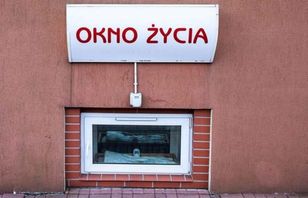 "Świadectwo odwagi". Znaleziono dziecko w oknie życia