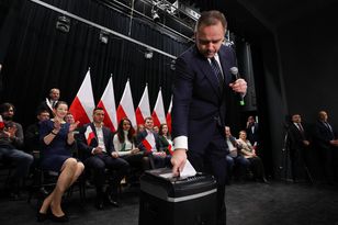 Okładkę tej książki Nawrocki włożył do niszczarki. PiS z zawiadomieniem