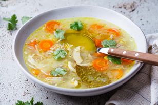 Sypiesz ją bez opamiętania do każdej zupy. Sprawdź, co naprawdę kryje ta "warzywna" przyprawa