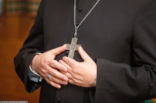 Protest przed kurią w Legnicy. Wierni stanęli w obronie duchownego