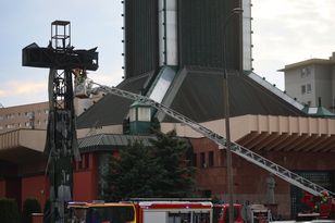 Policja potwierdza ws. spalonego krzyża. "Nie podejrzewamy"