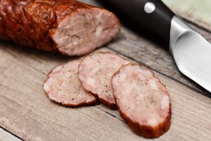 Dziadek co roku na Wielkanoc robi swojską kiełbasę. Jej smak jest nie do podrobienia