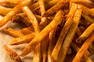 Frytki z posypką paprykową. Z tego przepisu wychodzą lepsze niż z McDonald's