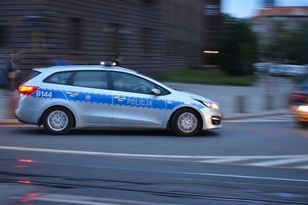 Policyjny pościg. Radiowóz uderzył w słup, kierowca nadal poszukiwany