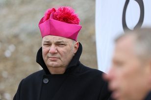 Emerytowany biskup Kaszak zajmuje mieszkanie Caritasu wartości 420 tys. zł