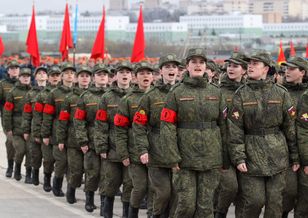 Putinowi brakuje żołnierzy. Znów kusi kobiety
