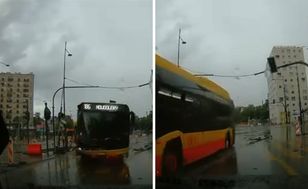 Autobus miejski zderzył się z tramwajem i staranował 14 aut na Ochocie w Warszawie