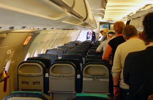 Pasażerowie kradną kamizelki ratunkowe z samolotów i sprzedają je na aukcjach