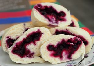 Zamiast stać w upale w kolejce do cukierni, robię jagodzianki bez pieczenia. Są przepyszne