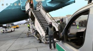 Pijany pasażer próbował wedrzeć się do kabiny pilotów na lotnisku Kraków-Balice