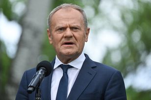 "Jesteśmy razem w trudnej chwili". Tusk wysyła na Węgry samolot