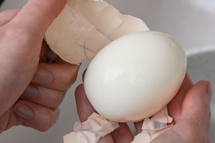 Podpatrzyłam ten trik u bratowej. Wystarczy słoik i ugotowane jajka same wyskoczą ze skorupek