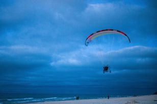 Wypadek paralotniarza. Dramatyczne chwile na klifie