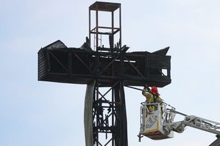 Pożar krzyża w Warszawie. Proboszcz parafii przekazał, co dalej