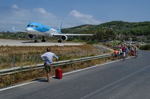 Skiathos: podmuch silnika odrzutowca powalił i ciężko ranił 52-letnią turystkę