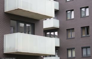 Za szkody odpowiada właściciel balkonu. Lepiej nie robić tam składziku