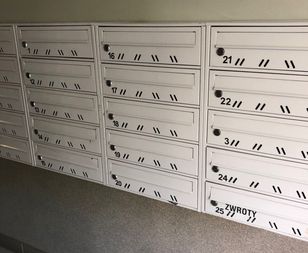 Znalazła stos listów w skrzynce. "Listonosz je porzucił"