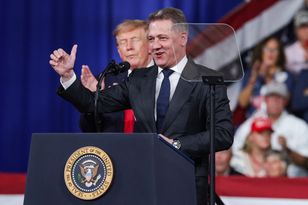 Генеральный директор Audi на сцене вместе с Трампом. В Германии разразился скандал после объявления о строительстве завода