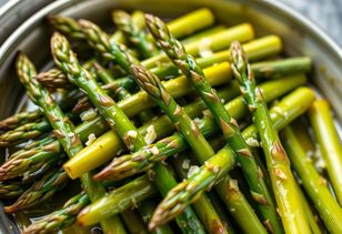 Dodaj łyżeczkę do wody i wrzuć szparagi. Pozbędziesz się całej goryczki