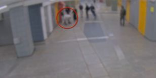 Brutalny atak w warszawskim metrze. Jest nagranie