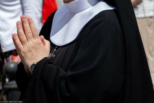 Była zakonnica oskarżyła nieżyjącego biskupa. Jest reakcja z Kościoła