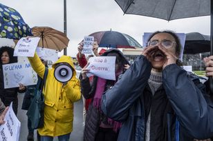 "Trump wynoś się". Portugalczycy wyszli przed bazę wojskową