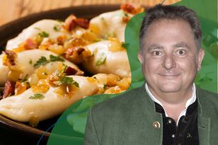 Robert Makłowicz robi ciasto na pierogi z trzech składników. Jest elastyczne i mięciutkie, a farsz nie wypada