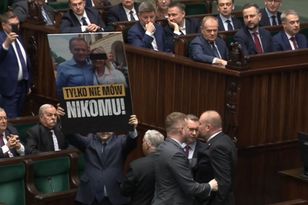 Sceny w Sejmie. Posłowie PiS wnieśli transparenty