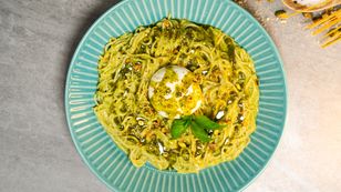 Spaghetti with pistachio pesto and burrata – elegant dinner in 20 minutes