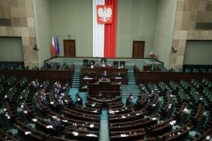 Zaskakujące wyniki sondażu CBOS. KO i PiS idą równo