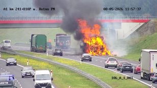 Groźny incydent na autostradzie. Ciężarówka stanęła w ogniu