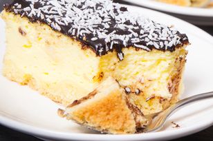 Układam w tortownicy i zalewam masą serową. Przepis dostałam od kuzynki i od razu stał się hitem każdych świąt