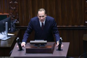 Berkowicz z flagą ze swastyką na mównicy w Sejmie. Ambasada Izraela reaguje