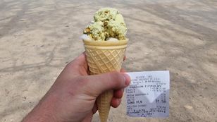 Kupił trzy gałki lodów w Warszawie. Pokazał nam paragon