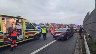Karambol na S8: Pięć osób rannych, lądowały śmigłowce LPR