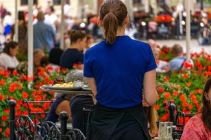 Kelnerzy zdradzają: oto zachowania gości, których najbardziej nie znoszą